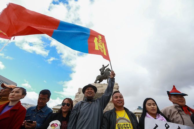 中国・内モンゴル自治区での中国語教育を義務付ける政策に抗議する人々＝2020年9月15日、モンゴルの首都ウランバートル