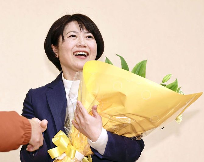 前橋市長選で再選を決め、花束を手にする小川晶氏＝2026年1月12日夜、前橋市