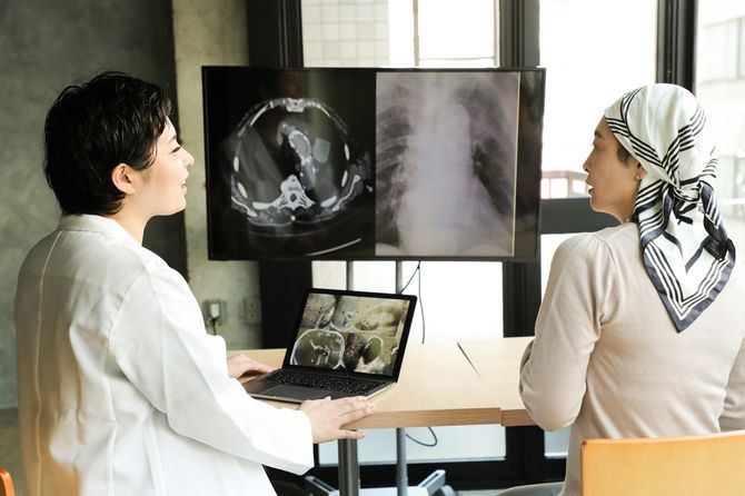 がん患者と医師が治療計画を協議