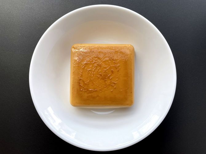 お皿に載せた「濃厚卵のレトロプリン」