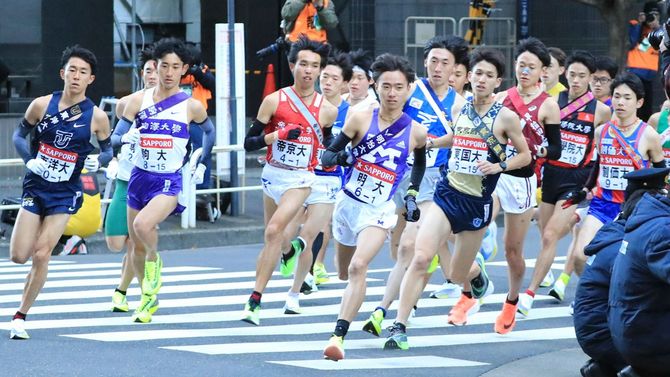1区、スタート直後のカーブで力走する選手たち＝2021年1月2日、東京都千代田区［代表撮影］