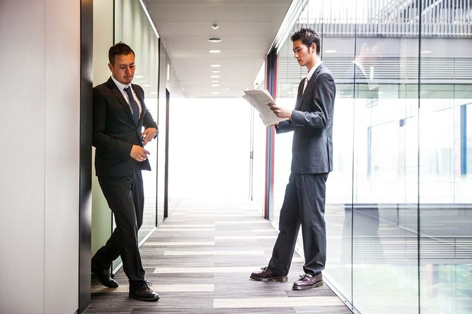 東京での会議を待っているダウンタウンのオフィスビルでビジネスをしている男性