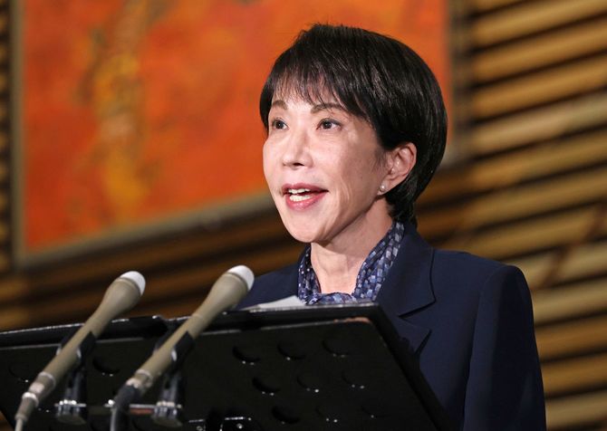 2026年度予算案が閣議決定されたことを受け、記者団の質問に答える高市早苗首相=2025年12月26日午後、首相官邸