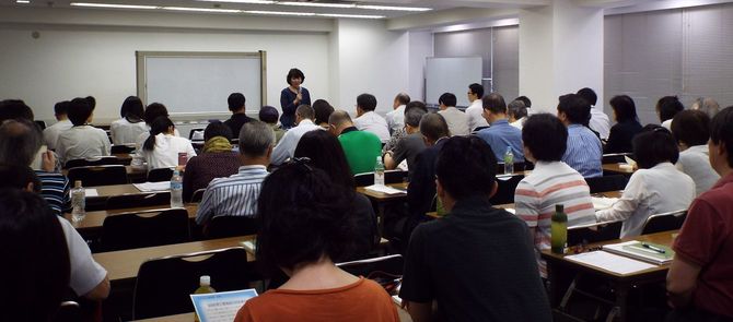 月に一度、週末に開催している大人向けの論語塾。コロナ禍前は毎回、100人近くも参加していた(現在は2回に分けて開催)。