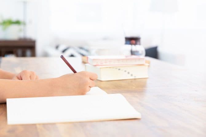 勉強する少女の手元