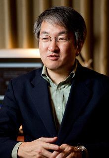<strong>作家 黒木 亮</strong>●1957年、北海道生まれ。早稲田大学法学部卒。カイロ・アメリカン大学修士(中東研究科)。銀行、証券会社、総合商社を経て、作家に。主な作品に『巨大投資銀行』『エネルギー』『青い蜃気楼─小説エンロン』『トップ・レフト』。大学時代に箱根駅伝に2回出場した体験を描いた自伝的小説『冬の喝采』がある。英国在住。