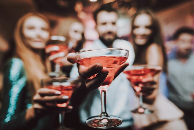 ナイトクラブの友人とカクテル