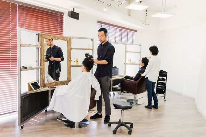 美容室で働く美容師