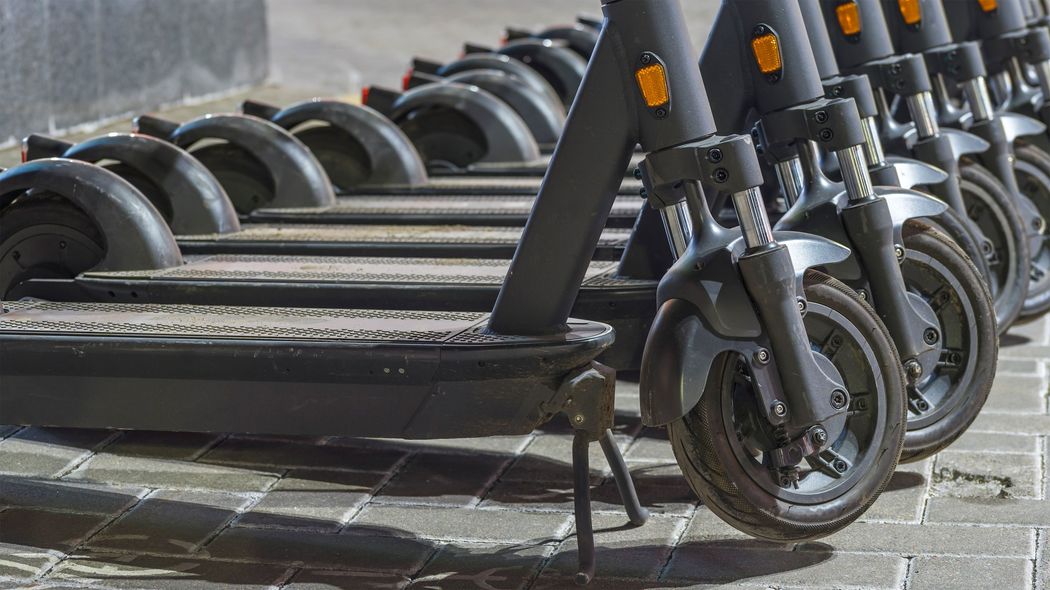 LUUPの嫌われ方はホームレスと似ている…マナーが悪いだけではない､社会が電動キックボードに不寛容な理由 ｢皆の空間｣をわが物顔で使っている