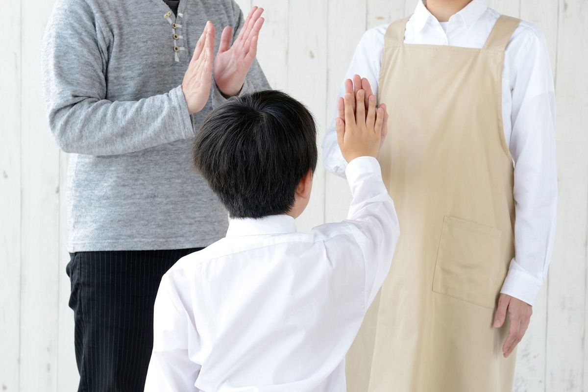 子どもを褒める両親