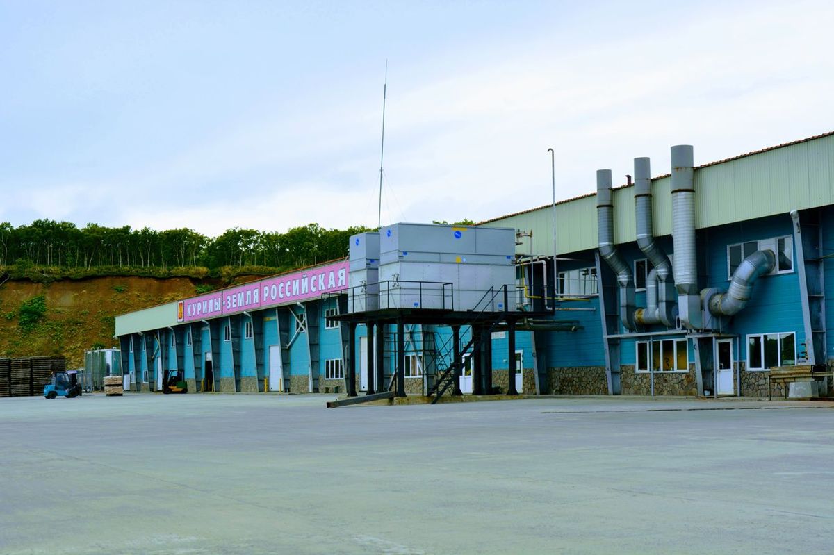 択捉島の財閥ギドロストロイが所有する魚介加工工場。看板に「クリル（北方領土）はロシアのもの」と書かれている