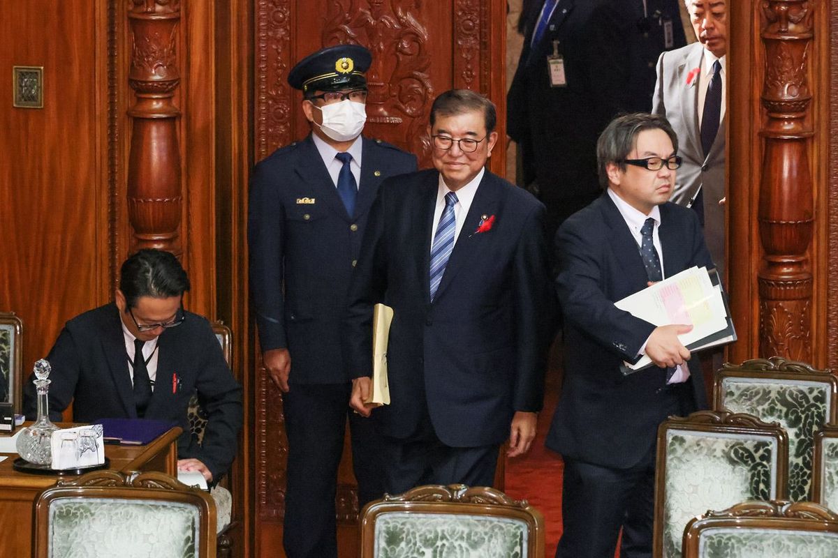 衆院本会議で所信表明演説に臨む石破首相