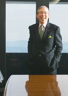 <strong>日本電産社長 永守重信</strong><br>1944年、京都府生まれ。67年職業訓練大学校電気科卒業。73年7月、28歳で日本電産を起業後、35年以上社長として同社を率いる。80年代後半から駆動技術に特化した海外展開、M&Aを続けてきた。いまは特に鉄道事業に注目している。「夜明けのこない朝はない。過去300年の不況を調査すると、景気は必ずよくなっている。バブルも国の移動が起こって再燃している」