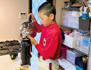 練習用のお茶を入れる西村多央。