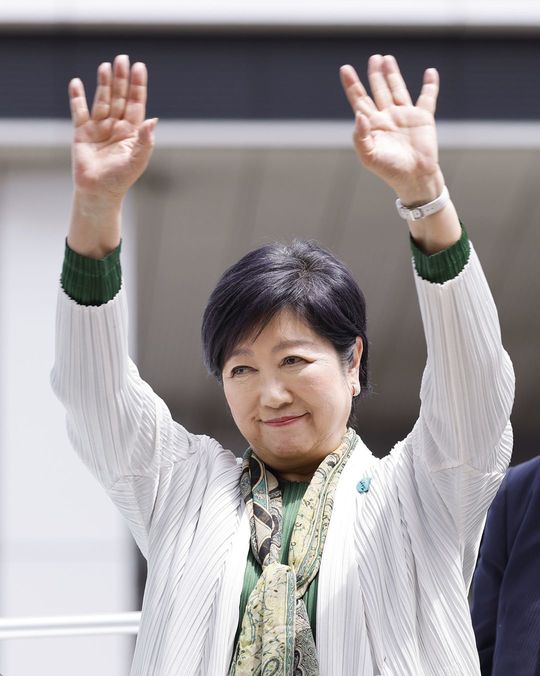 衆院東京15区で行った街頭演説で手を振る小池百合子都知事＝2024年4月20日午前、東京都江東区