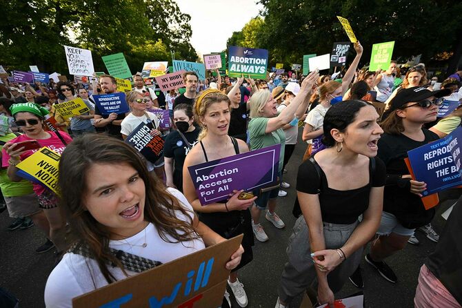 アメリカの首都ワシントンの米連邦最高裁前で抗議する中絶容認派＝2022年6月24日