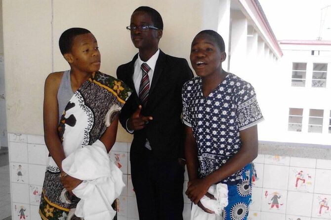 出身のアンゴラ・ウアンボ市の高校にて、右がカメイアさん。2013年撮影