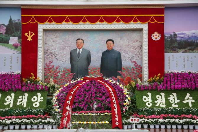 金日成と金正日ポスター2018年4月14日、北朝鮮にて
