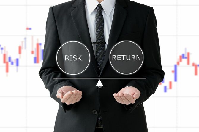 リスクとリターンを比較するビジネスマン