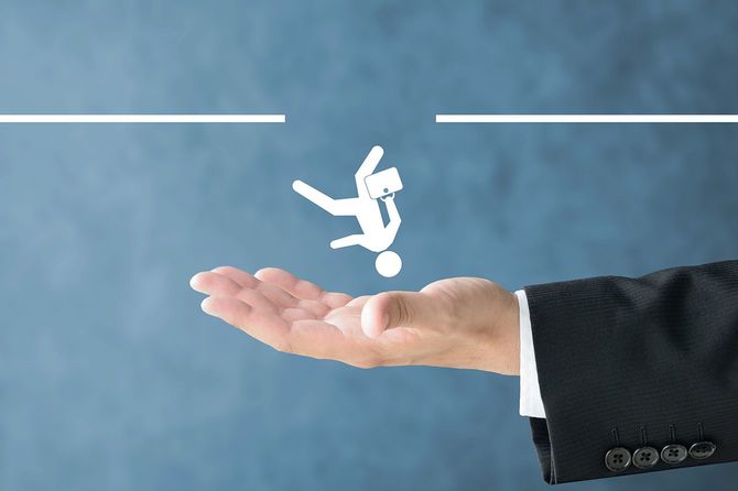 道から落ちる人を救うビジネスマンの手