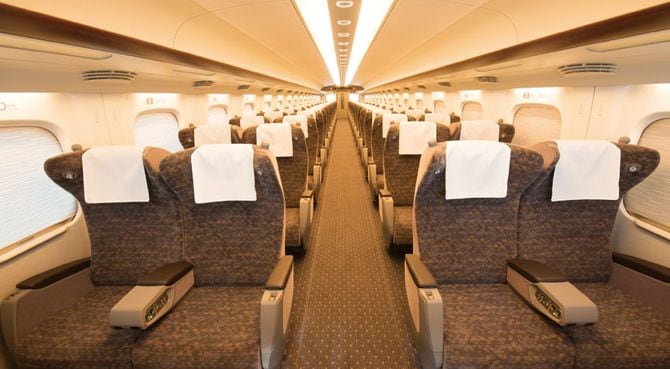 新幹線のグリーン車内。青春18きっぷとは違った、ゆったりとした旅を楽しめる。