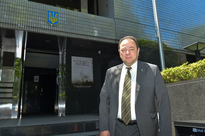 大使館前で写真撮影に臨むコルスンスキー大使