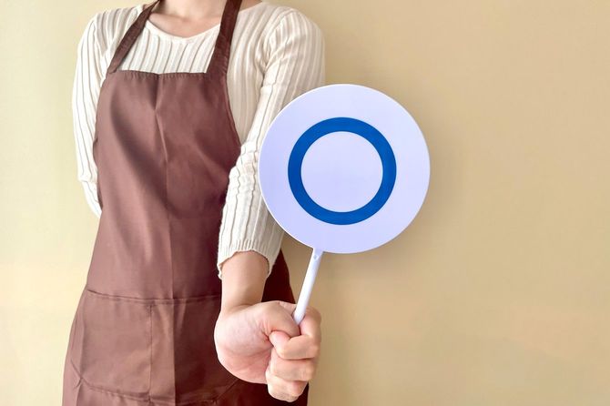 サークルプラカードを持った女性