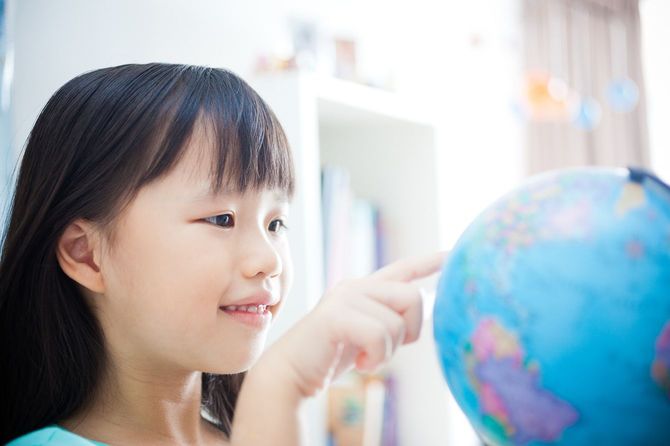 地球儀を見る子供