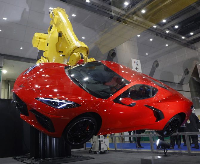 「2025国際ロボット展」で展示されたファナックの産業用ロボット=2025年12月5日、東京都江東区の東京ビッグサイト