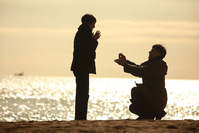 砂浜でプロポーズ