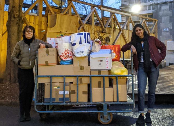 生理の貧困の問題に取り組む市民団体、Règles Élémentairesの活動の様子。積まれているのはすべて、寄付で集まった新品の生理用品。この団体ではこれまでに10万人の女性に400万以上の生理用品を配布した