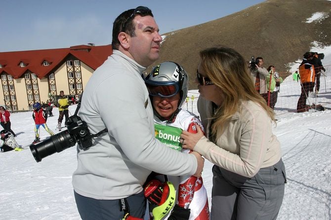 若いスキーヤーを慰めます