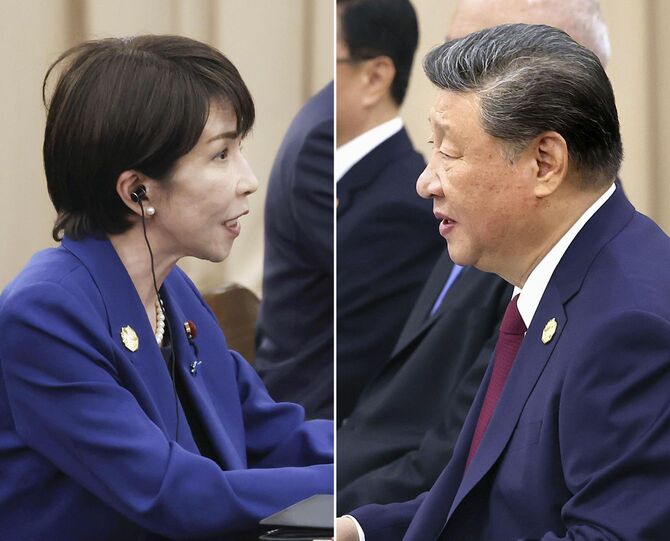会談する高市首相(左)と中国の習近平国家主席=2025年10月31日、韓国・慶州(代表撮影・共同)