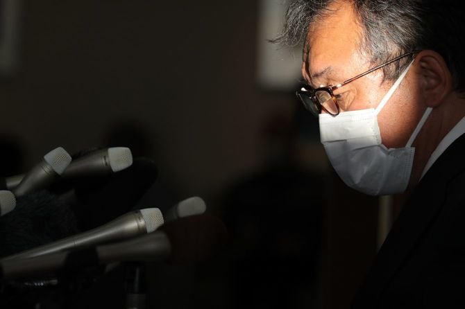 2022年4月27日、北海道斜里町で、記者会見する「知床遊覧船」桂田精一社長