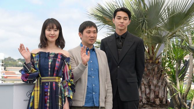 第71回カンヌ国際映画祭出品作『寝ても覚めても』のフォトコールに応じる東出昌大、濱口竜介と唐田えりか(2018年5月15日、フランス)