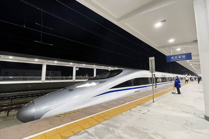 杭州東発新郷東行の列車