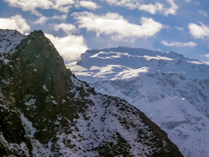 タジキスタンの山と雪