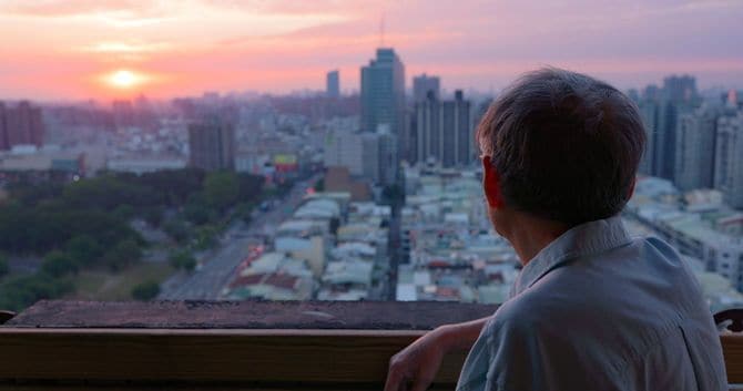 外を見ている老人