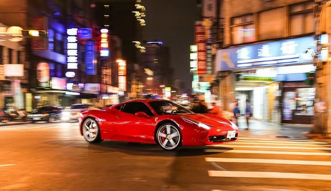 夜に台北の街をクルージングするフェラーリ