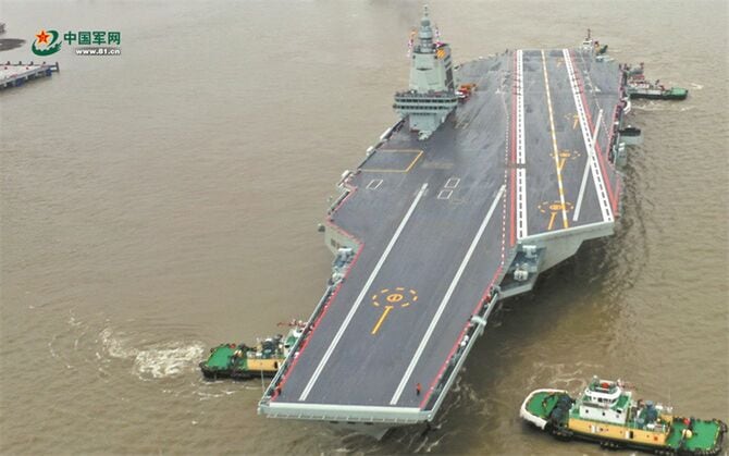 1回目の試験航海に出る空母「福建」＝2024年5月、中国・上海［中国軍のウェブサイトより］