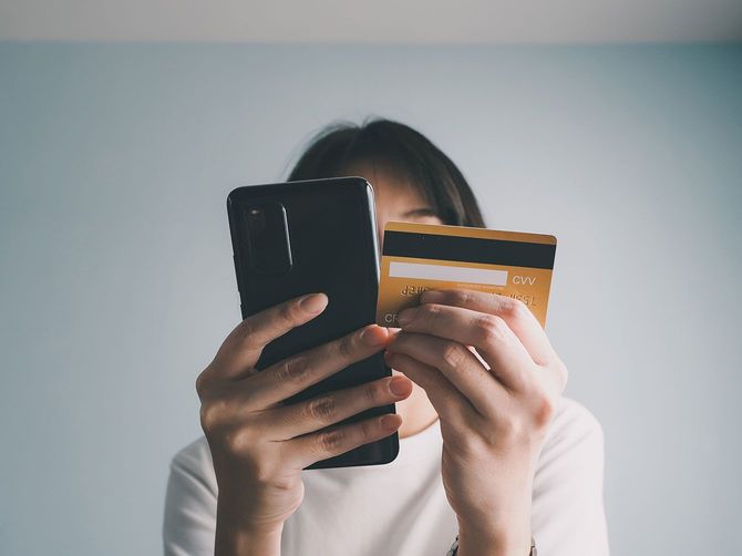 スマホでネットショッピングをする人