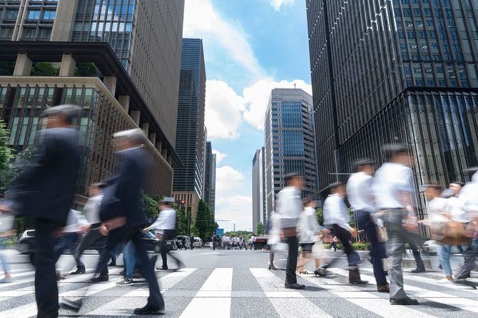 東京で大手町を横断する人