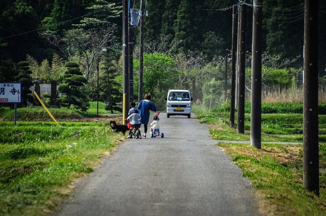 田舎の家族と小型トラック