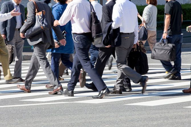横断歩道を行き交うビジネスパーソン