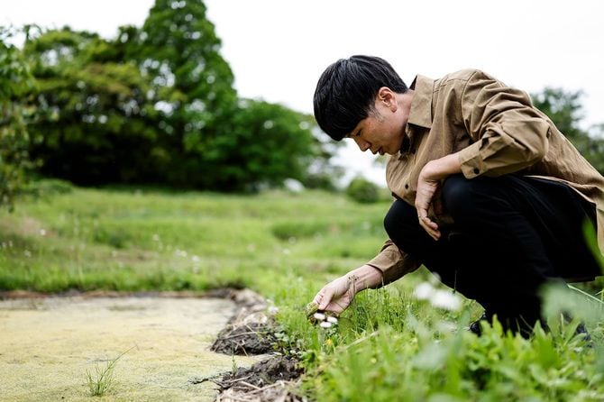 自身が管理する棚田の様子を見る山口さん。