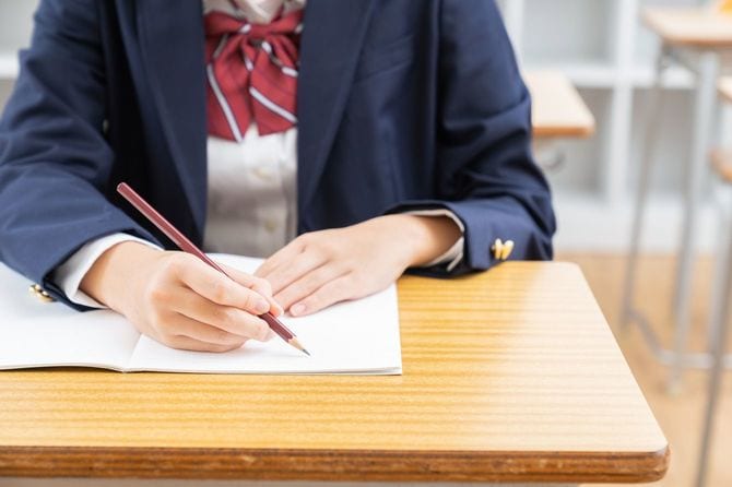 教室で勉強する女子高校生