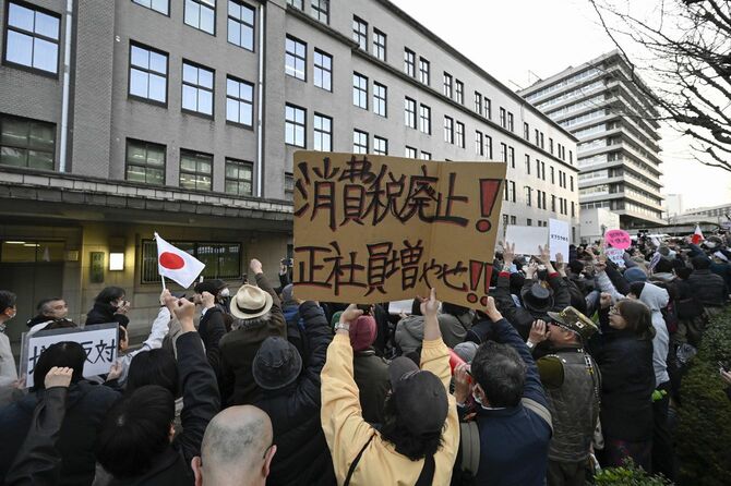 財務省前で行われた減税を求めるデモ=2025年3月14日午後、東京・霞が関