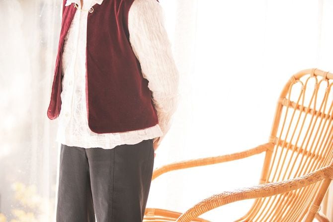 椅子から立ち、外を眺める高齢者