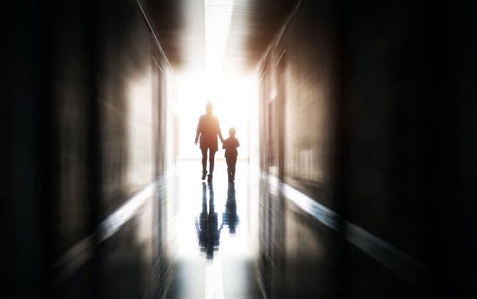 光の中を歩く母と息子のプロフィール。