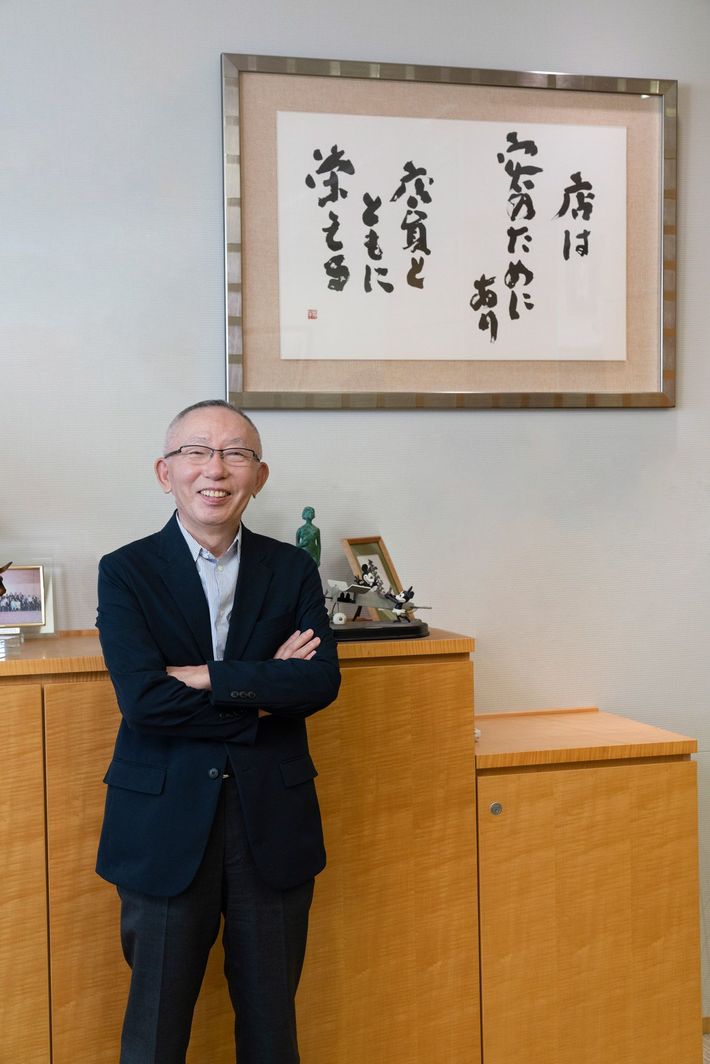 柳井氏の執務室には倉本長治の言葉「店は客のためにあり 店員とともに栄える」が掲げられている。（撮影＝大沢尚芳）